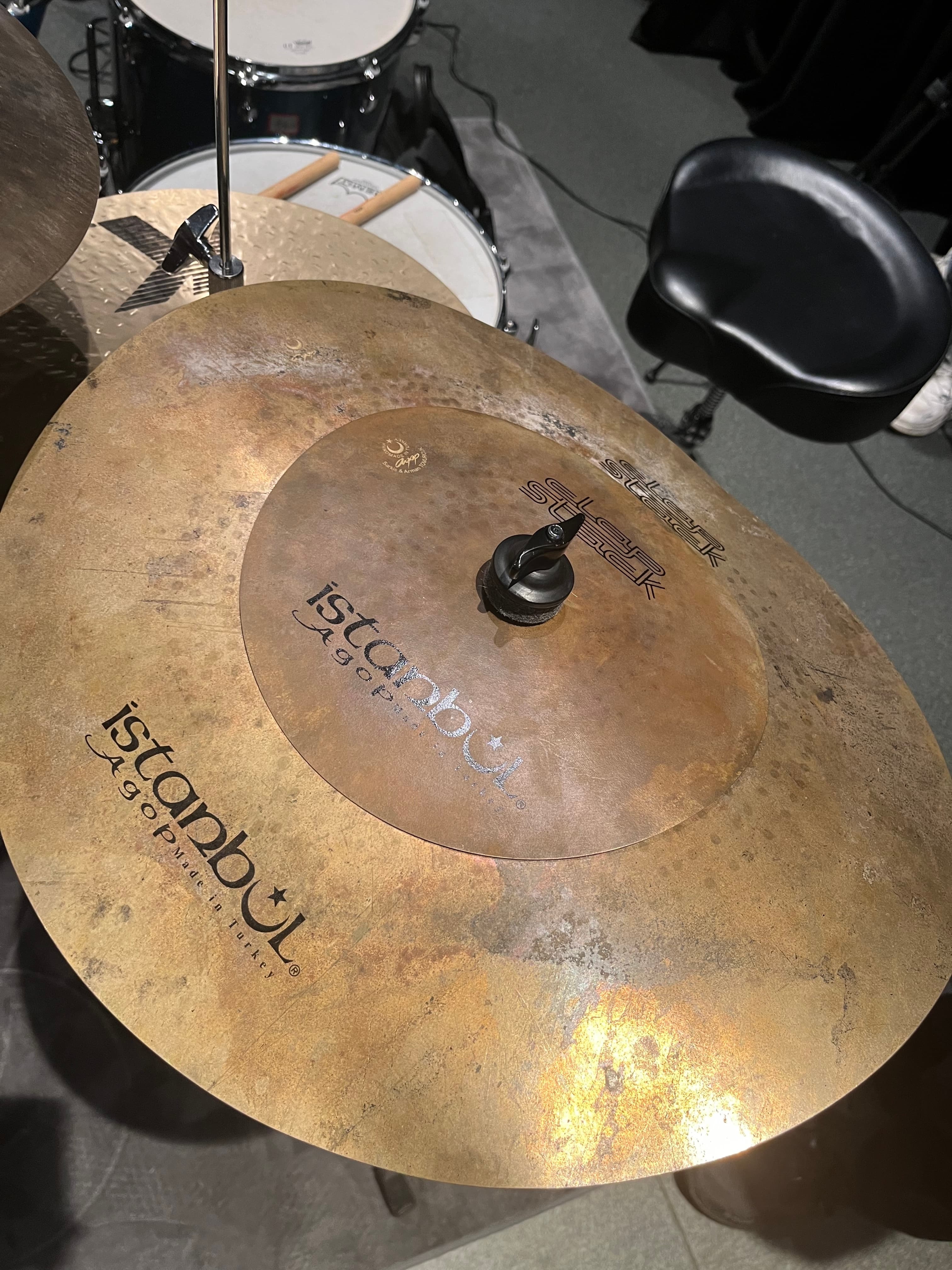 Yoni 使用的镲片之一,具有奇特的干瘪音色