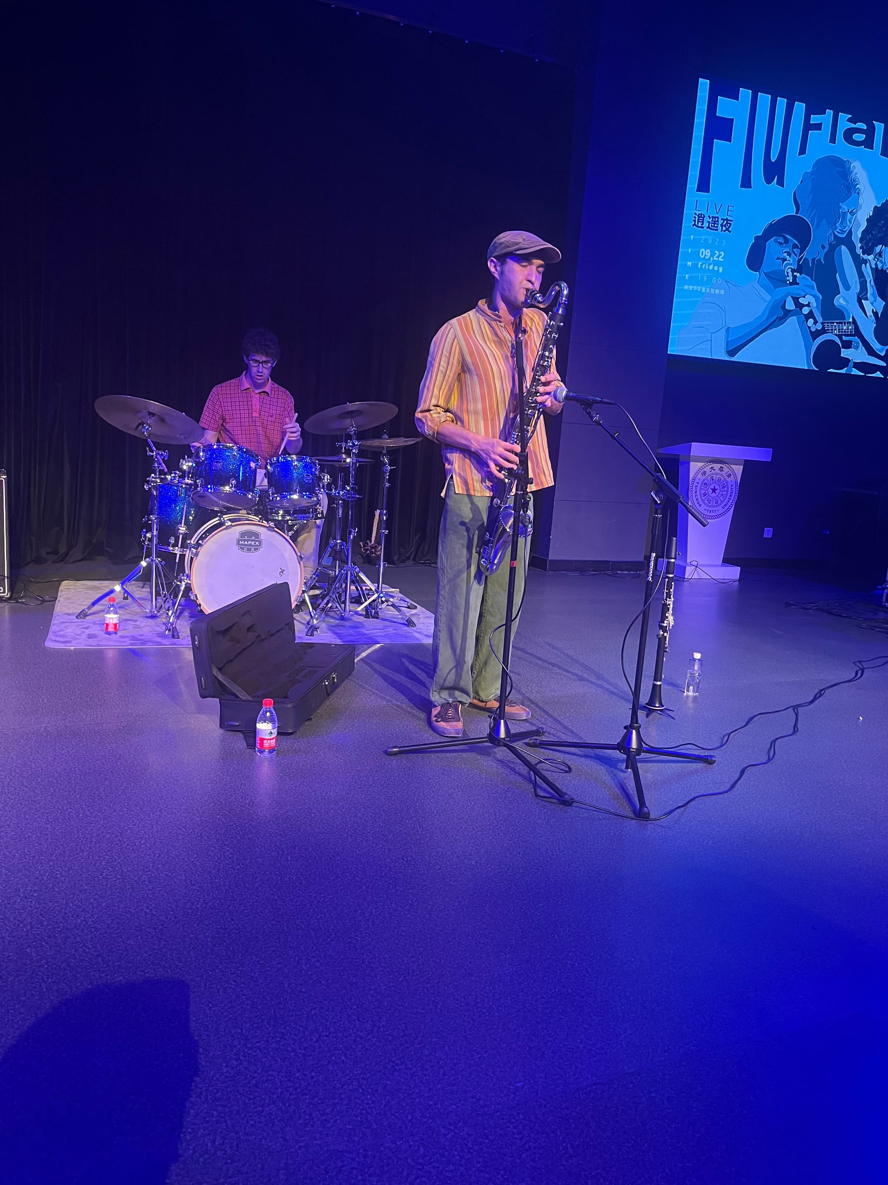 Hadi 拿出了他的低音单簧管