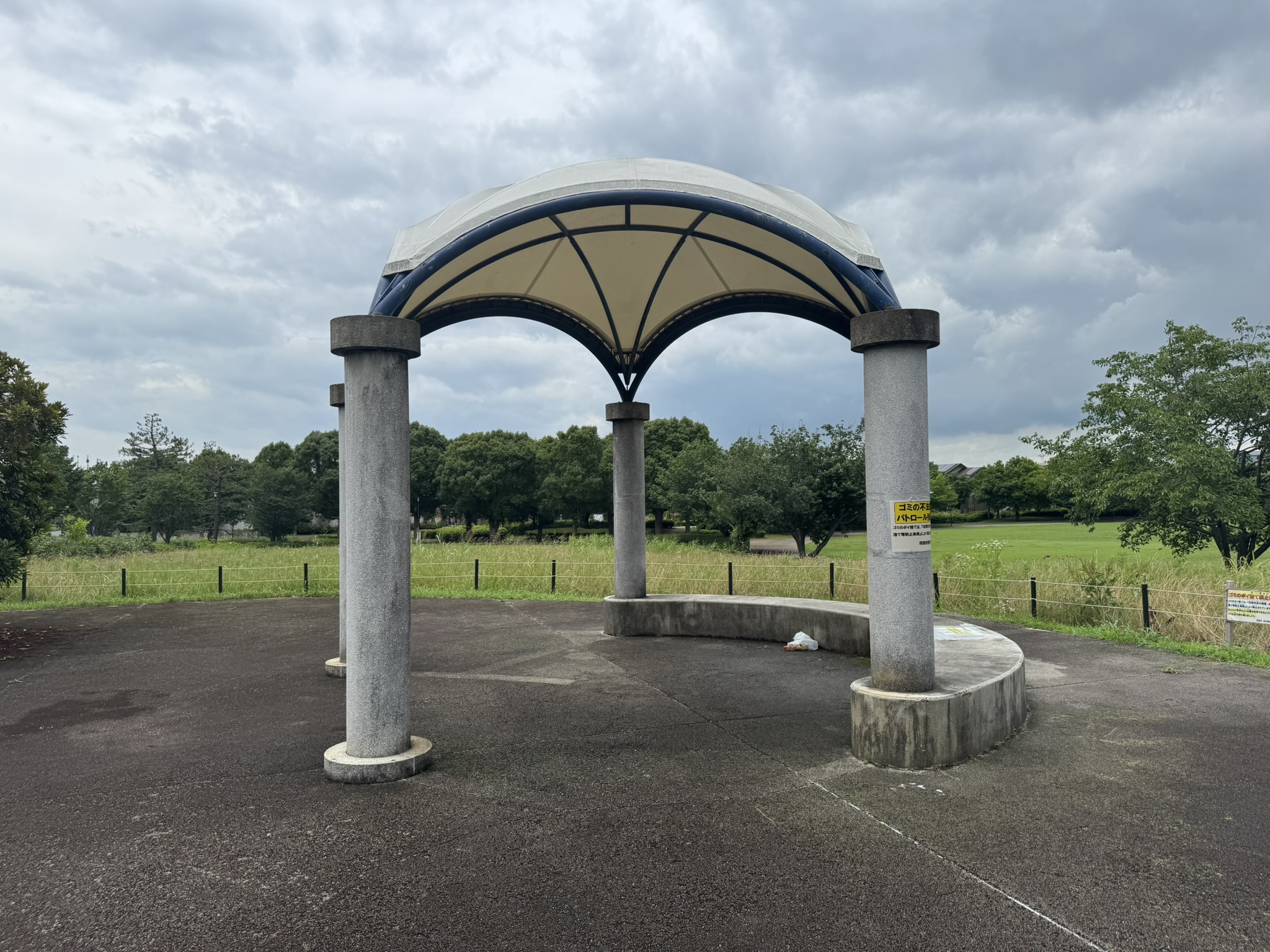 コスモスの丘边的亭子，似乎确实有几分 cosmos 的意味