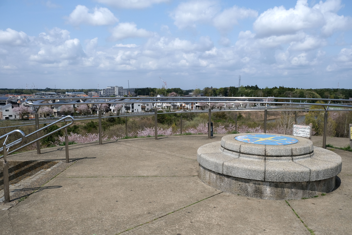 山顶的展望台，并非我拍摄，出自 https://xckb.hatenablog.com/entry/2021/04/03/224959