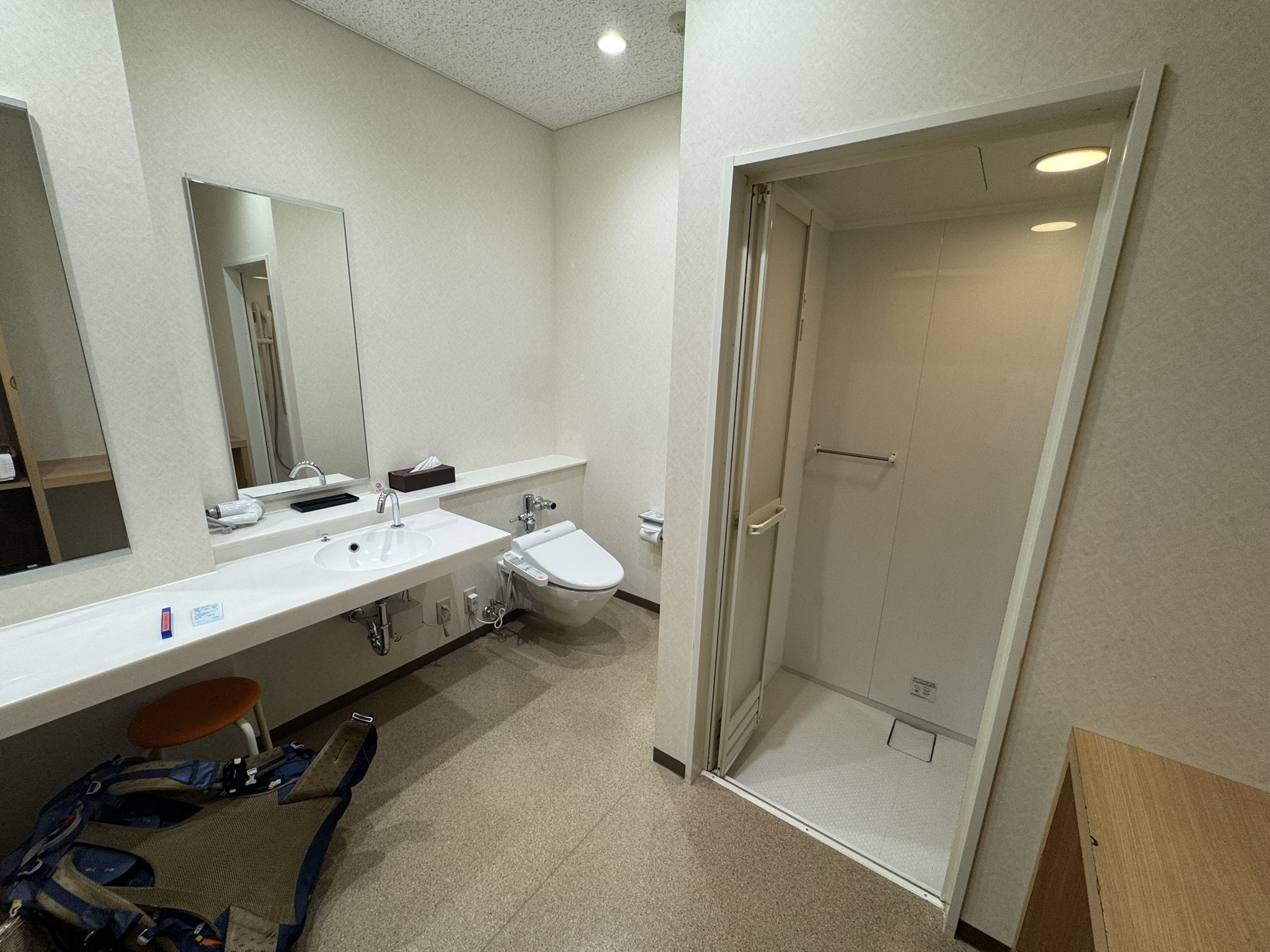 广角镜头下的洗澡间，左下角是 denudes