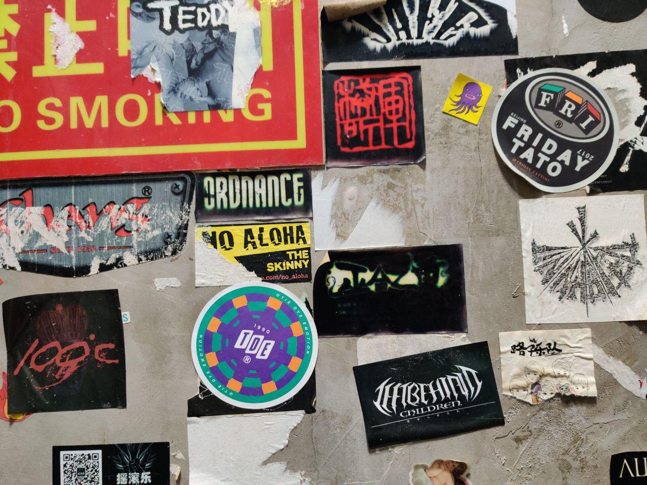 live house 洗手间的墙上各式各样的贴纸