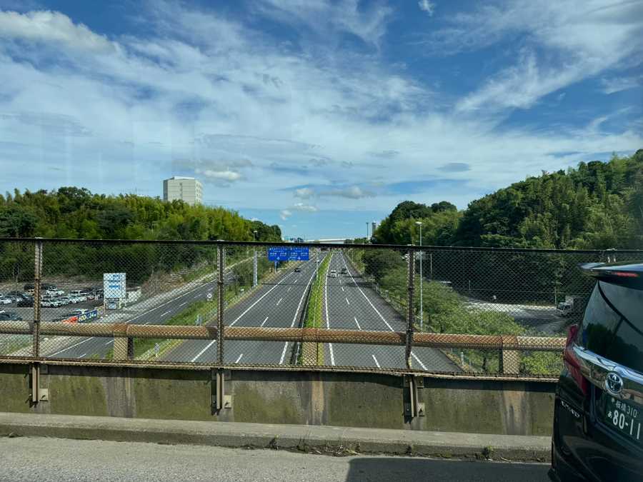 坐 bus 在高架桥上眺望下方的机场高速